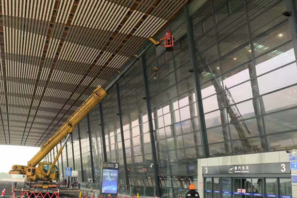 张湾玻璃幕墙维护和保养